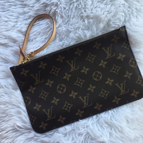 Louis Vuitton Handbags - 💕Authentic LV Monogram MM Pochette